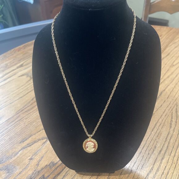 Vintage CAMEO Avon Lady Long NECKLACE 24 Inch Chain Goldtone Rust Spots In Chain - Picture 2 of 4